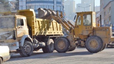 Buz temizleme ve tuzlama çalışmaları devam ediyor