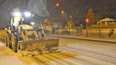 Emet’te Ekiplerimizin Gece Karla Mücadelesi