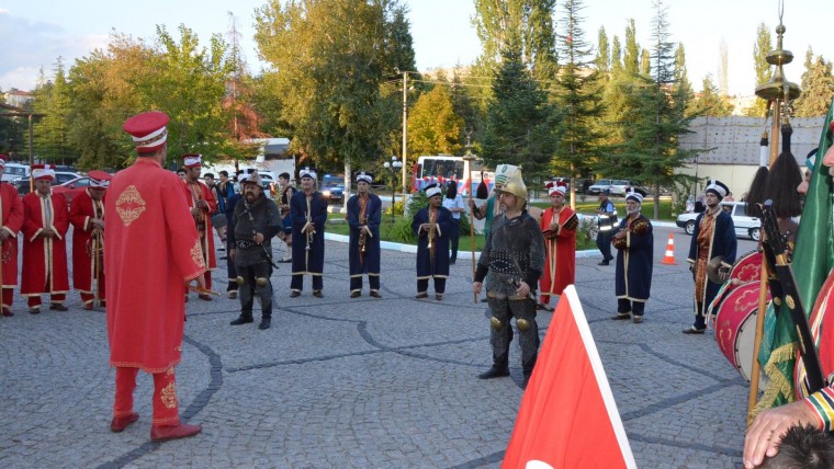 Bursa Mehteran ve Kılıçkalkan Emet'i Mestetti