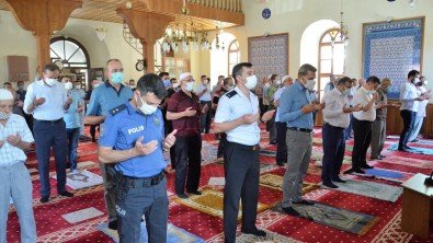 15 TEMMUZ DEMOKRASİ VE MİLLİ BİRLİK GÜNÜNDE ÖĞLE NAMAZI SONRASI MERKEZ BABUK BEY CAMİİNDE İLÇE MÜFTÜLÜĞÜMÜZCE ŞEHİTLERİMİZİN RUHU İÇİN MEVLÜT OKUNDU.OKUNAN HATMİ ŞERİFLERİN DUASI YAPILDI.