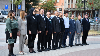 3 Eylül Gazi Emet'in Kurtuluşu Bor Termal ve Turizm Festivalinin 101.yıl dönümü kutlama programları hükümet meydanında Atatürk anıtına çelenk koyma töreni ile başladı