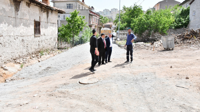 Ara Sokak ve Caddelerde Parke Taşı Döşeme Çalışmaları Devam Ediyor