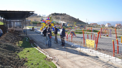 belediye başkanımız Akpınar Mahallesindeki 3600 Metre Karelik alana  sahip Parkta Çevre Düzenleme Çalışmalarını Yerinde inceledi