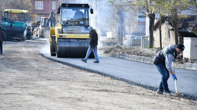 Belediye Başkanımız Hüseyin Doğan bugün  okullar caddesindeki sıcak asfalt çalışmalarını yerinde inceledi