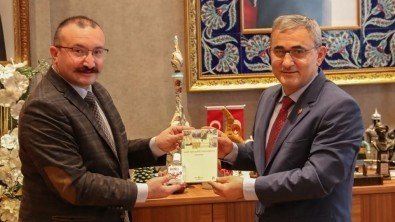 EMET BELEDİYE BAŞKANIMIZ HÜSEYİN DOĞAN KÜTAHYA BELEDİYE BAŞKANI PROF.DR.ALİM IŞIK' I MAKAMINDA ZİYARET ETTİ