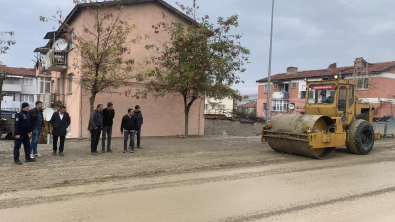 Emet belediyemiz ekiplerince altyapı çalışmaları ve yağışlar sebebiyle yollarda meydana gelen göçük ve oyukların dolgu çalışmaları yapılıyor