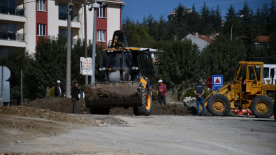 Emet’in Okullar Caddesi asfalt yola kavuşuyor