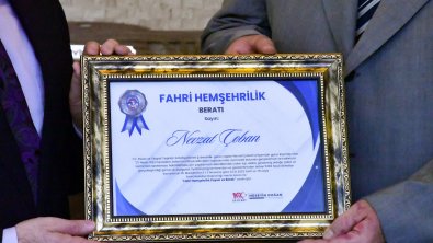 Fenomen postacı Emet’in hemşehrisi oldu