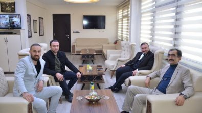 Kısa bir süre önce yapılan kongrede Emet esnaf odası başkanlığına seçilen Ramazan Seval belediye başkanımız Hüseyin Doğan'a iadei ziyarette bulundu.