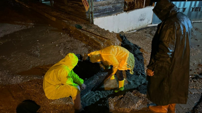 Sabah saatlerinde başlayan sağanak yağışın ardından belediye ekiplerimiz, temizlik ve bakım çalışmaları için gece boyunca  sahada aktif bir şekilde görevalıyor.
