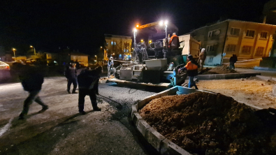 sıcak asfalt çalışmalarında gece mesaisi tamamlandı.