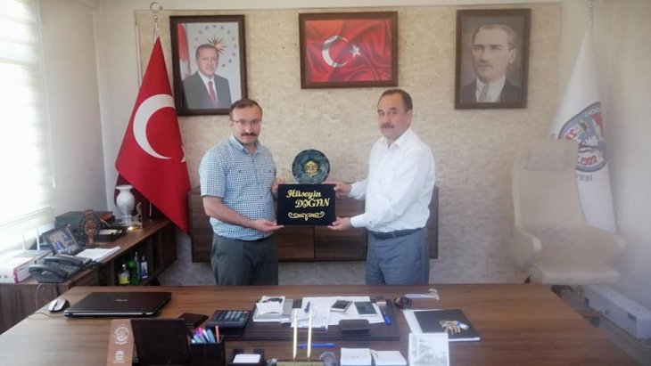 01-07 Haziran Hayat boyu öğrenme haftasında Emet Halk Eğitim müdürü Süleyman Avcı ve Halk eğitim müdürlüğümüz öğretmenleri Belediye başkanımız Hüseyin Doğan'ı makamında ziyaret ettiler.