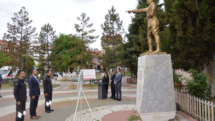 19 Mayıs Atatürk’ü Anma, Gençlik ve Spor Bayramı kutlamaları çelenk sunumuyla başladı.