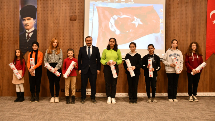 24 Kasım Öğretmeler Günü Kutlama Programı Gazi Kemal İlkokulu Konferans Salonu’nda saygı duruşu ve İstiklal Marşı’nın okunması ile başladı.