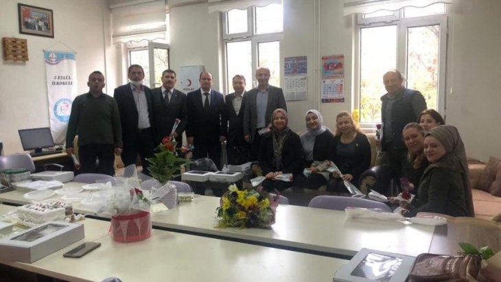 24 KASIM ÖĞRETMENLER GÜNÜNDE EMET BELEDİYESİNDEN İLÇEDE GÖREV YAPAN TÜM ÖĞRETMENLERİMİZE AHŞAP SAAT VE TEŞEKKÜR MEKTUBU