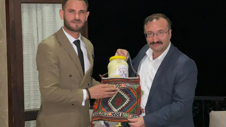 3 Eylül Gazi Emet'in Kurtuluşu Bor Termal ve Turizm Festivali Belen Gökçe konseri sonrasında Belediye Başkanımız Hüseyin Doğan tarafından Yöresel ürünlerimizden Emet Keçi Peyniri hediye edildi