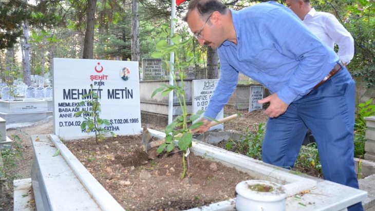 AREFE GÜNÜNDE BAŞKANIMIZDAN ŞEHİT MEZARLARIMIZA ZİYARET VE GÜL DAĞITIMI