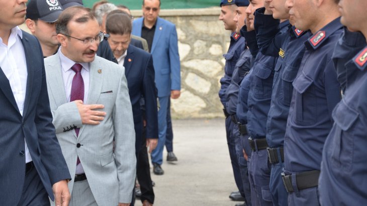 Belediyemizdeki bayramlaşmanın ardından İlçemiz Jandarma komutanlığına geçilerek bayramlaşma törenine devam edildi