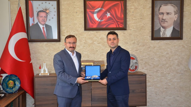 BİR SÜREDİR İLÇEMİZ EMNİYET MÜDÜRLÜĞÜ GÖREVİNİ YÜRÜTEN MEHMET AKBULUT’tAN BELEDİYE BAŞKANIMIZA VEDA ZİYARETİ