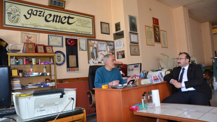 Cevizdere zaferimizin 100.yılı gurur yılı onuruna İstiklal Marşımızın olduğu bez flama her bir sayfası tarih kokan özel takvimlerimiz bizzat belediye başkanımız Hüseyin Doğan tarafından esnaflarımıza takdim ediliyor.