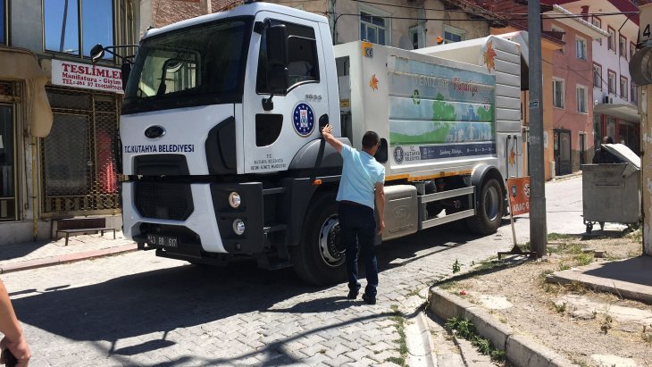 ÇÖP KONTEYNIRLARININ BAKIM VE YIKAMALARI YAPILIYOR.