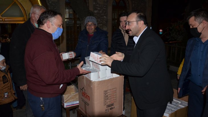 EMET BELEDİYEMİZCE MİRAÇ KANDİLİ MÜNASEBETİYLE  MERKEZ 19 CAMİDE YATSI NAMAZI SONRASI KANDİL SİMİDİ DAĞITILDI...