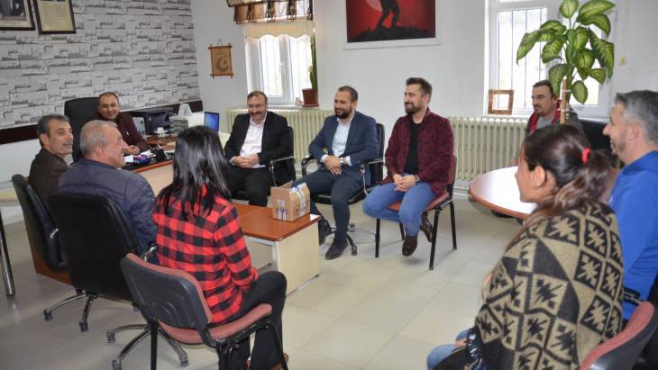 EMET BELEDİYEMİZDEN ÖĞRETMENLERİMİZE FLASH BELLEK HEDİYESİ