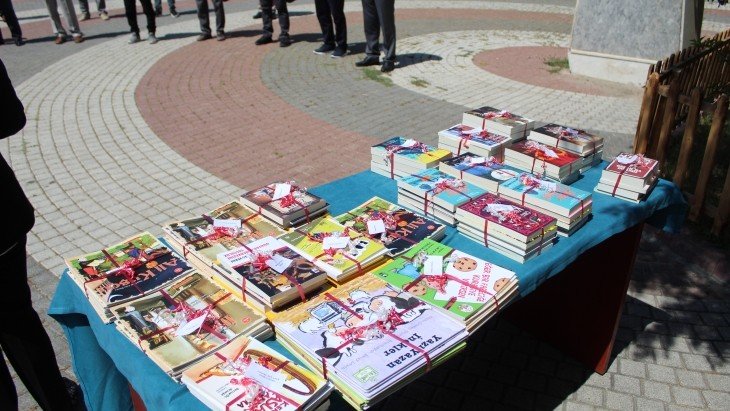 Emet Kaymakamlığından Tüm Okullarımıza 2000 Kitap Desteği