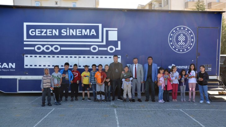 Emet'te Çocuklar Gezen Sinema Şenliğinde Eğlendi