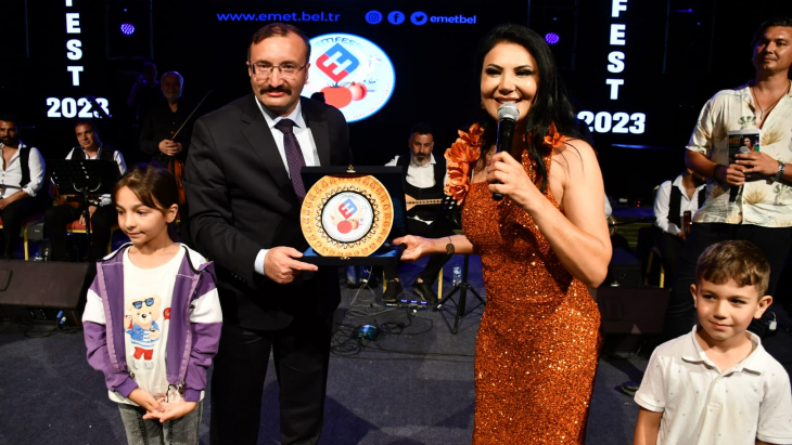 EMFEST GAZİ EMET YÖRESEL ÜTÜNLER VE EL SANATLARI FESTİVALİ AYŞE DİNÇER KONSERİNDEN KARELER
