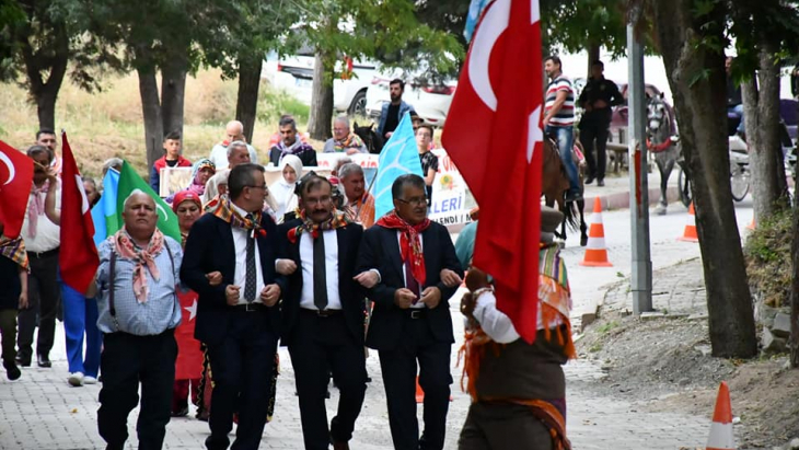 Gazi Emet Yöresel Ürünler ve El Sanatları Festivali'nin 5. Günü olan Yörükler Türkmenler ve Türk Dünyası Günü sebebiyle Çevre il ve ilçelerden gelen Yörük derneklerince kortej yürüyüşü gerçekleştirildi