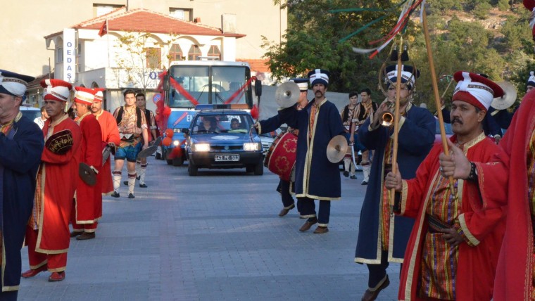 Bursa Mehteran ve Kılıçkalkan Emet'i Mestetti
