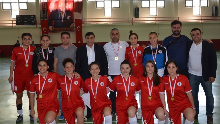 İZMİR VE ANKARA EMET'TEN FİNAL BİLETİNİ ALDI