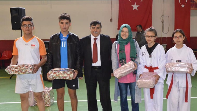 GENÇLERİN BAYRAMINDA BULUŞUP ATAMIZI ANDIK