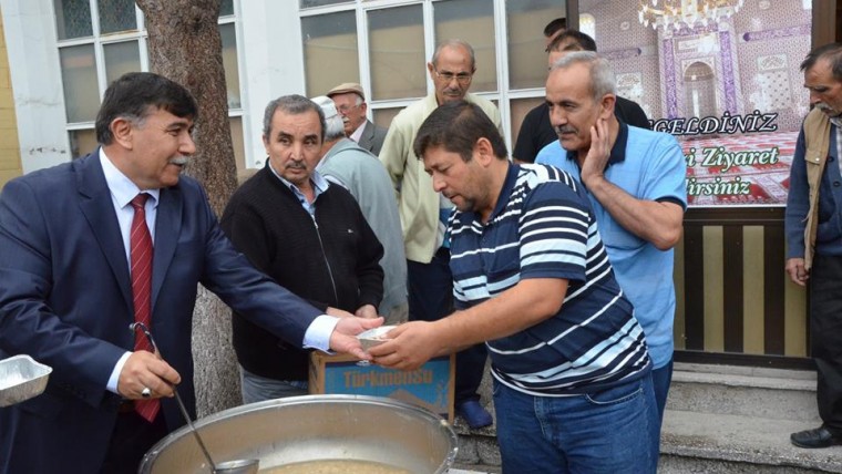 EMET'TE CUMA NAMAZI SONRASI AŞURE İKRAMI