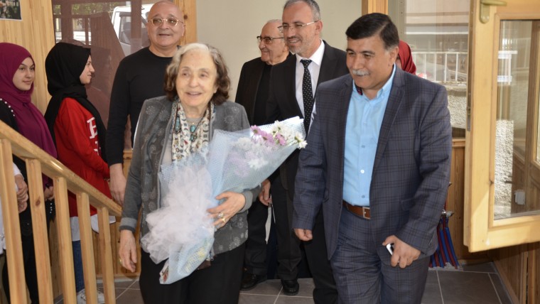 YAZAR DAYIOĞLUNDAN ÖĞRENCİLERE ALTIN DEĞERİNDE ÖĞÜTLER