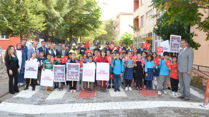 Güvenli trafik için yayalara öncelik duruşu