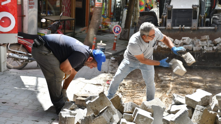 KALDIRIM TAŞLARINI  SÖKME ÇALIŞMALARI SÜRÜYOR