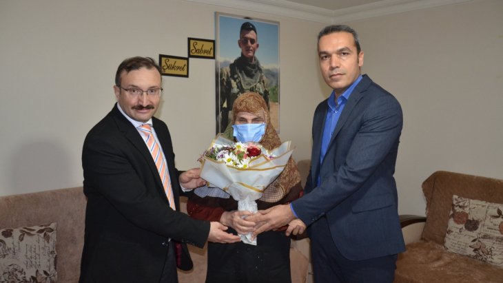 KAYMAKAM VE BAŞKANDAN ŞEHİT ANNEMİZE  ZİYARET