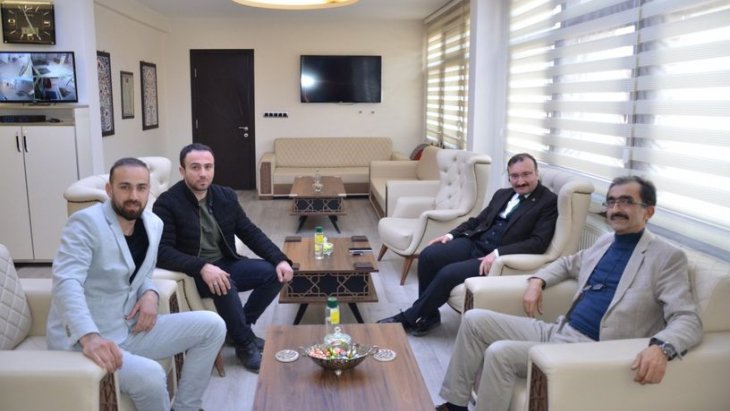 Kısa bir süre önce yapılan kongrede Emet esnaf odası başkanlığına seçilen Ramazan Seval belediye başkanımız Hüseyin Doğan'a iadei ziyarette bulundu.