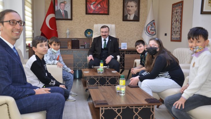 Kütahya akıl ve zeka oyunları turnuvasında başarıı olan öğrencilerimiz belediye başkanımız Hüseyin Doğan’ı makamında ziyaret ettiler.