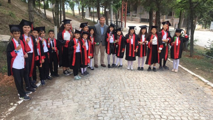 MEZUNİYET TÖRENİ YAPAN GAZİ KEMAL İLKOKULUMUZ 4/ A SINIFI ÖĞRENCİLERİMİZ BELEDİYE BAŞKANIMIZ KARŞILAŞINCA HATIRA FOTOĞRAFI ÇEKTİRİLDİ.