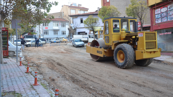 Muhtelif bölgelerde meydana gelen göçük ve oyukların dolgu çalışmaları sonrasında , silindir ile sağlamlaştırma çalışmaları sürüyor.