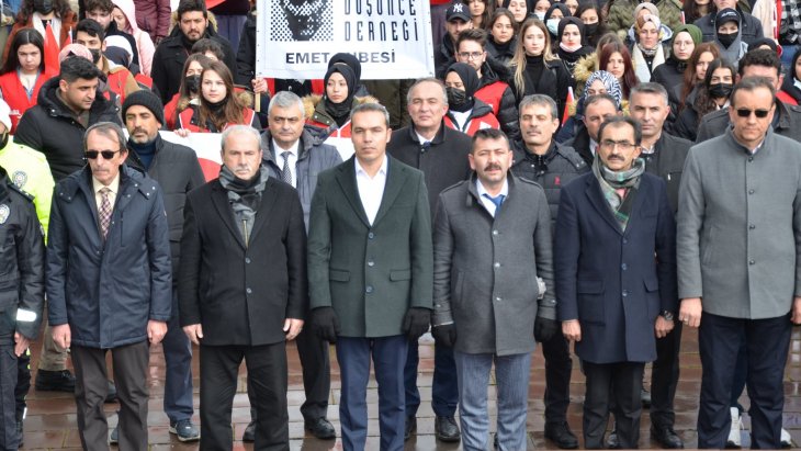SOĞUK HAVA VE KAR YAĞIŞINA RAĞMEN CEVİZ DERE ŞEHİTLİĞİMİZE 'ŞEHİTLERİMİZE SAYGI YÜRÜYÜŞÜ' GERÇEKLEŞTİRİLDi