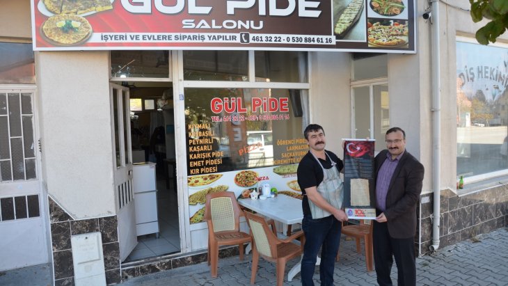 tiklal marşımızın basılı olduğu bez dokuma flama dağıtımına devam ediyoruz