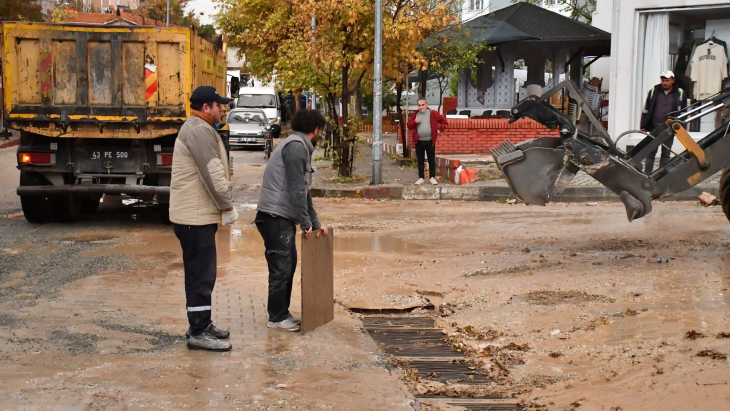 Yoğun yağış sonrası Belediyemiz fen işleri ve zabıta ekiplerimiz temizlik çalışmaları için sahadalar