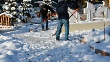 Buz temizleme ve tuzlama çalışmaları devam ediyor