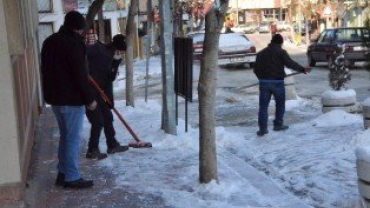 Buz temizleme ve tuzlama çalışmaları devam ediyor