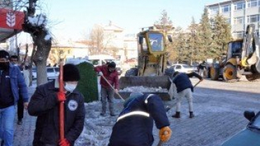 Buz temizleme ve tuzlama çalışmaları devam ediyor