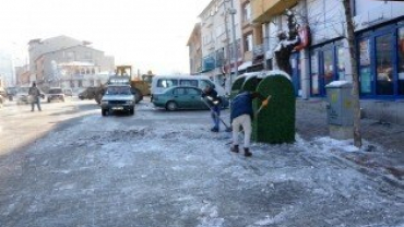 Buz temizleme ve tuzlama çalışmaları devam ediyor